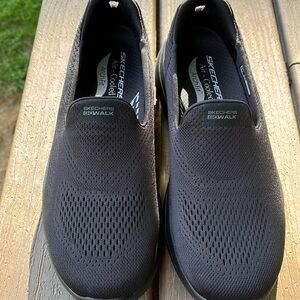 Sketchers go walk sneakers